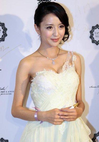 女明星胳臂细,揭秘女明星们的纤细手臂秘诀